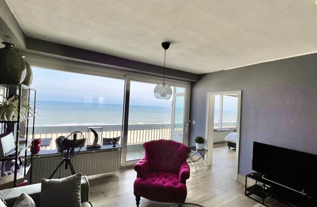 Ocean BreezeApartment: WakeUp 2 Sound of the Waves -2 BedRoom-Beach Front-20feet