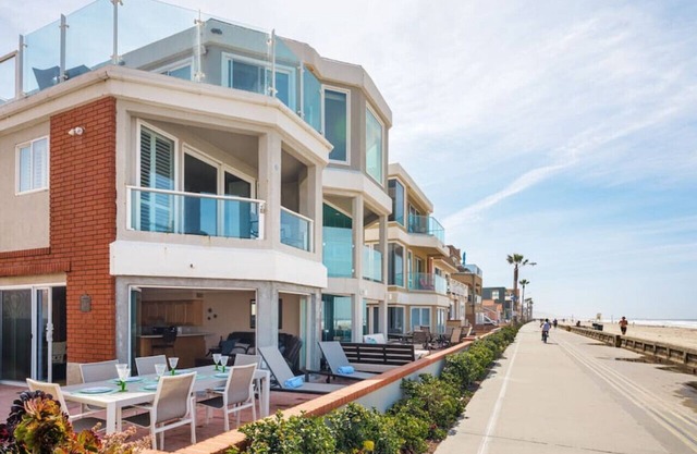 Ocean Front Beach Get Away w/AC!