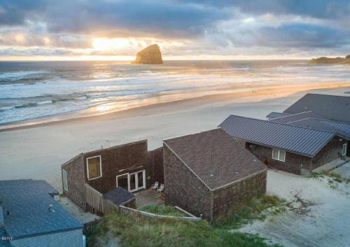 Ocean Front.Sand in your toes getaway!