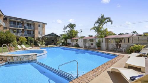 Ocean Parade 9 - Cafes, Stroll to beach, BBQ, Pool
