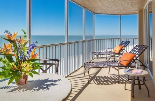 Ocean/Pool View 703- Relax and recharge at Fort Myers Beach