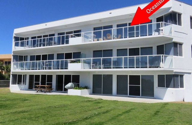 OCEAN SHORES 16 - 50 METRES TO BEACH & POOL IN COMPLEX