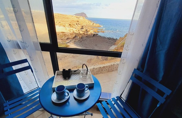 Ocean sunrise charming apartment,beach,wifi