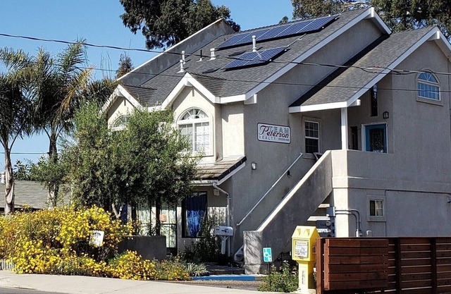 Ocean View 1 Bedrm House Sleeps 4, Steps to the Beach & Train Station, Pets O