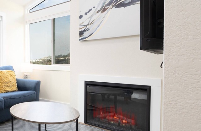 Ocean View! 2BR Townhouse, 2-car Garage