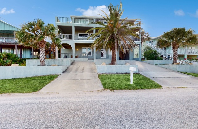 Ocean view 'Atlantic dream' w/pool & spa, wraparound balcony, steps to beach