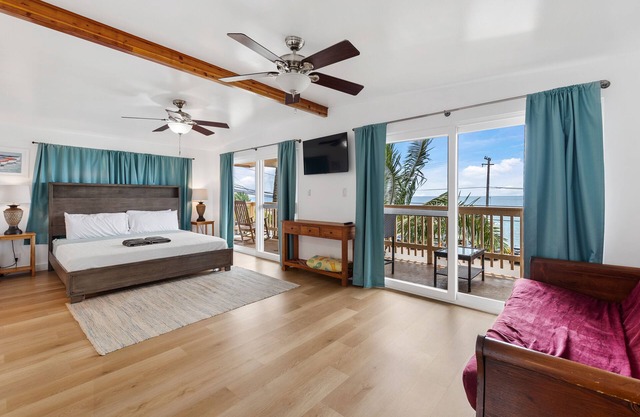 Ocean View Balcony Large Studio w extra Sofa Bed