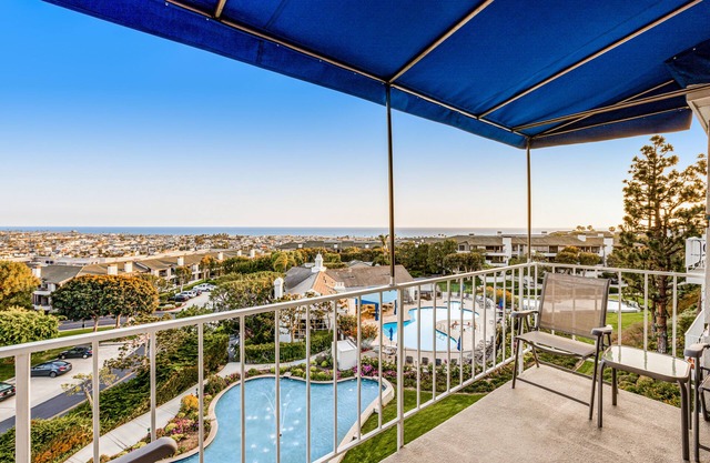 Ocean-view condo, balcony, clubhouse, gym, pool, hot tub, snowbird haven
