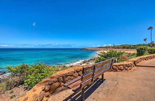 Ocean-View Condo with Pool in Maunaloa!
