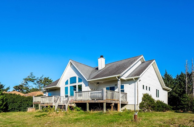 Ocean view home w/huge deck & yard, hot tub, firepit & game room - dogs OK