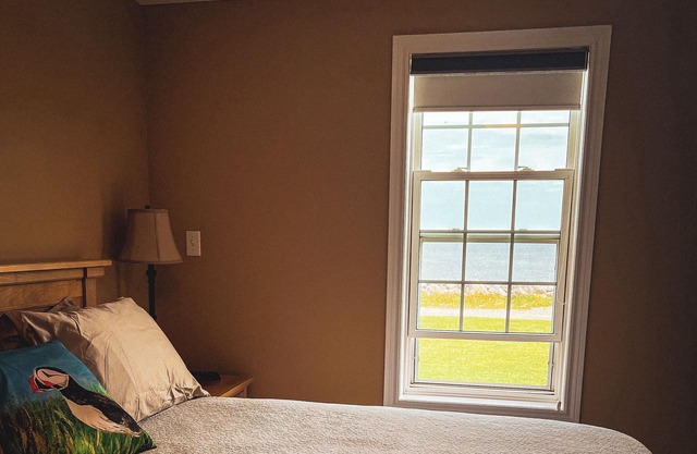 Ocean-View Inn in Gros Morne | Sleeps 12 | 5 Ensuite Rooms + Full Kitchen