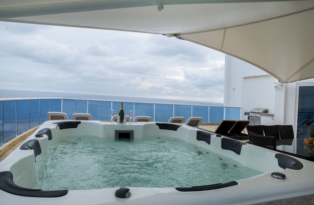 Ocean View Luxurious Penthouse W/Spectacular Accom & Million Dollar Views