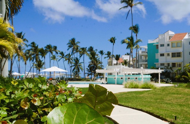 Ocean View Paradise "Playa Turquesa" 3 BR, free private beach, pools, WiFi