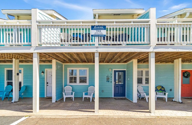 Ocean-view townhouse across street from beach with patio, W/D, streaming, AC