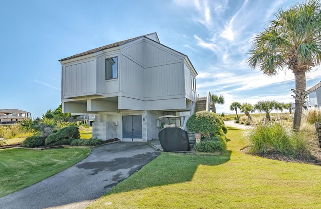 Ocean view villa with 2 decks and 2 golf carts; next door to BHI Club