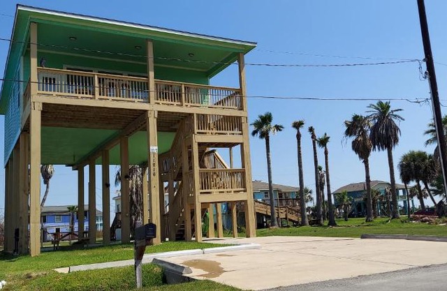 --OCEAN VIEWS ---3-MINUTE-WALK TO THE BEACH ---Near MOODY GARDENS -Schlitter Bahn -Pleasure Pier -Fishing Pier