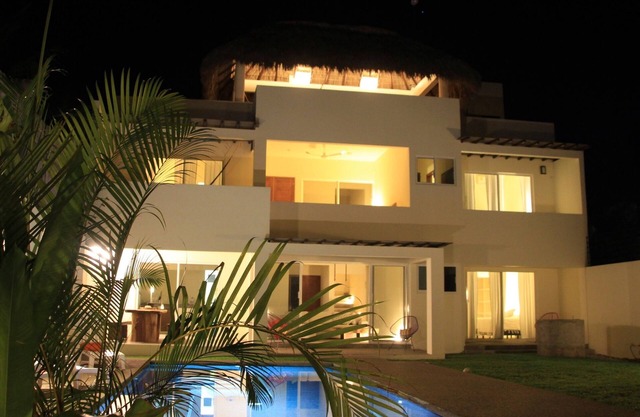 Ocean Views, One Block from the beach, Great Location in La Punta