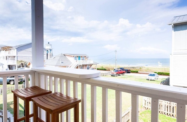 Ocean Views, Private Deck, Walk to Ocean & Pier