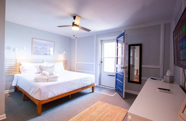 Ocean Views, Private Deck, Walk to Beach & Pier