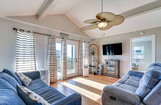 Ocean Views: Second-Row Surfside Beach House