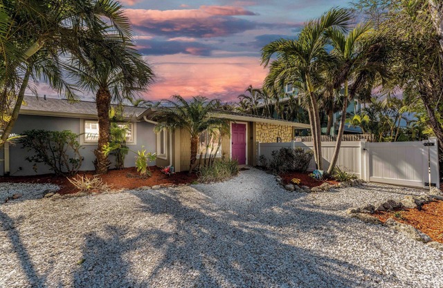 Ocean72, 2-bedroom cottage in Holmes Beach with Pool and Spa