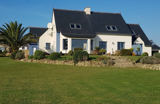 OCEANE/FRAMBOISE BED AND BREAKFAST WITH SEA VIEW 4 KMS FROM POINTE DU RAZ PLOGOFF