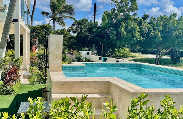 Oceanfront 1-BDR Condo: King-Bed|Pool|Full-Kitchen|Sofa-Bed|Mini-Beach|Dock