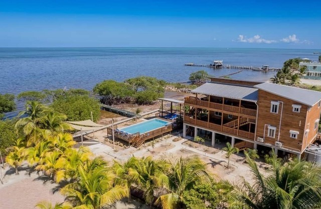 Oceanfront 3 bed/2 Bath Home w Pool - Upper Unit