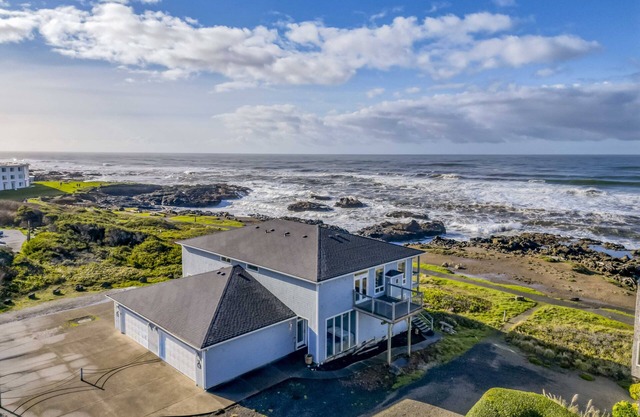 Oceanfront 3 Suite in Yachats has Hot Tub, Pool Table, Ping-Pong, Foosball!