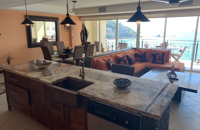 Oceanfront, Beach, Luxury Bay View 10th Floor Condo