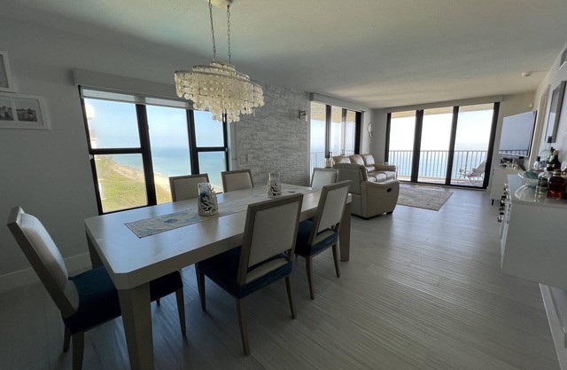 Oceanfront condo 8th floor Corner unit with amazing views