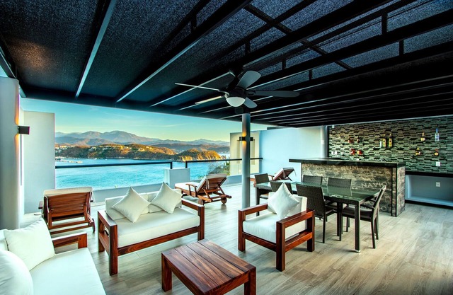 Oceanfront Condo + Rooftop Bar & Beach Access