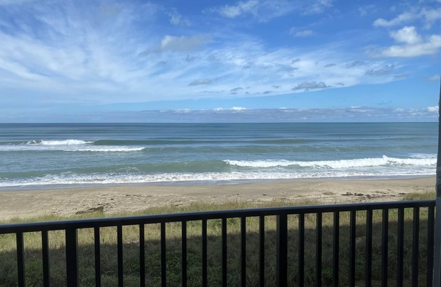 Oceanfront Condo - Spectacular Beach view, Full kitchen, & Strong Wi-Fi.
