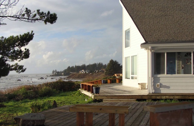 Oceanfront cottage with private hot tub & W/D- central locale near beach access