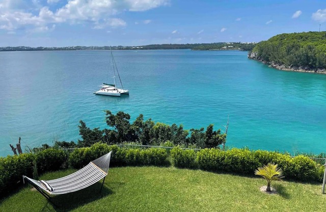 Oceanfront "Dock of the Bay" Retreat in Beautiful Bermuda