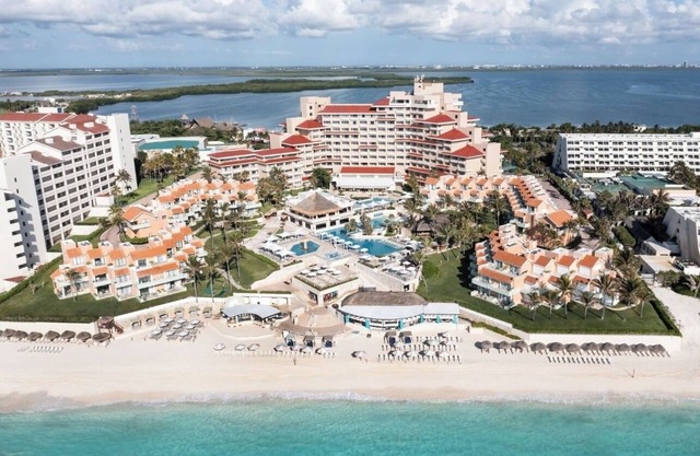 Oceanfront Dual-Suite - All inclusive Luxury at Wyndham Grand Cancun!