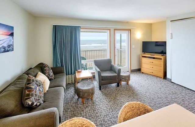 Oceanfront Family Suite - Full Kitchen - Beautiful Views and Pool & Hot Tub Acce