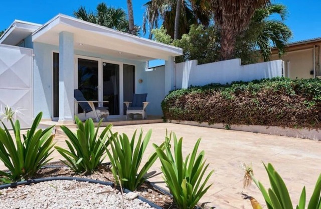 Oceanfront Honeymoon Suite - 5 min drive from all high rise hotels!