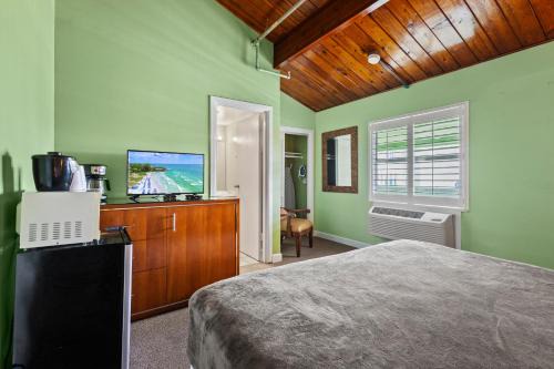 Oceanfront Inn Room #10- Standard Room - King Bed