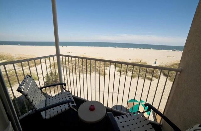 Oceanfront Room w/Private Balcony, WiFi, and Incredible Coastline Views