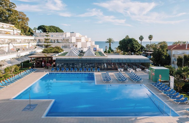 Oceanfront Stay in Praia da Oura! Terrace Rooms w/Garden Views | 3 Units