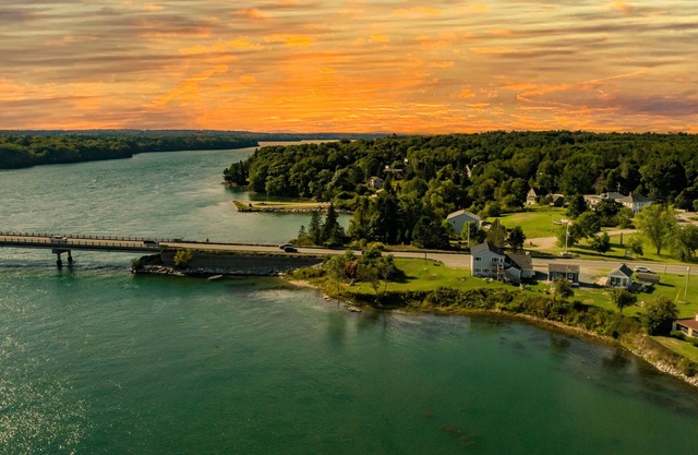 OCEANFRONT - Taunton Bay Escape with 2 Apts & Cottage - sleeps up to 13 people!