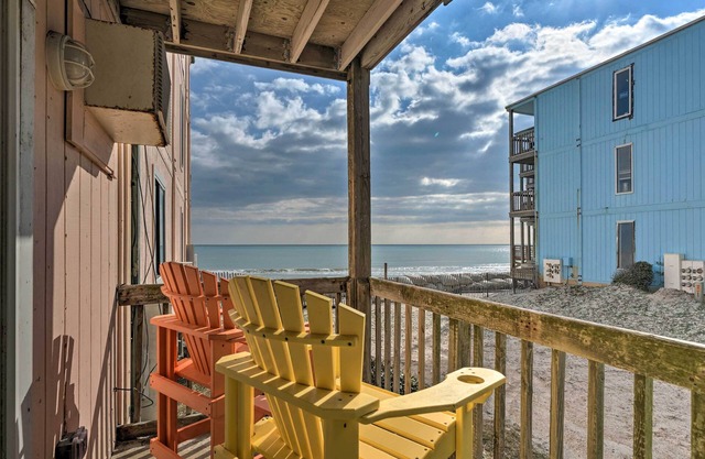 Oceanfront Topsail Beach Retreat - Steps to Shore!