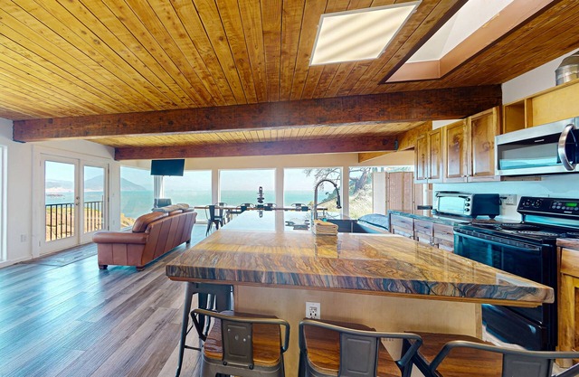 Oceanfront Views-Luxurious Coastal Getaway in Port Orford