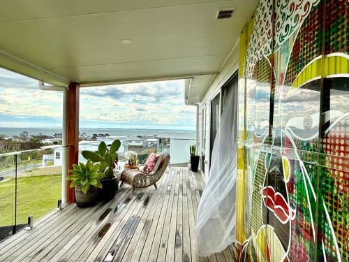 Oceania Vista - Modern Retreat near San Remo Beach
