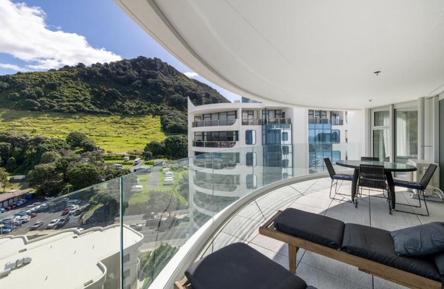 Oceanside Apartment with Iconic Views