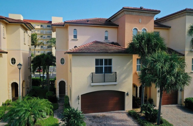 OCEANSIDE TOWNHOME ON HUTCHINSON ISLAND. GATED, POOL, SPA, GYM, BEACH ACCESS