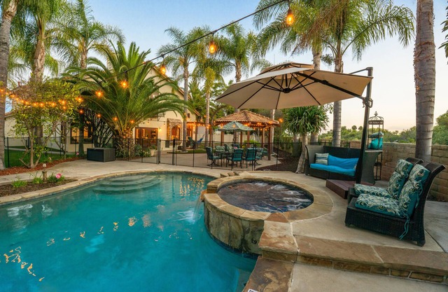 Oceanside Tropical Resort with HEATED POOL & SPA!