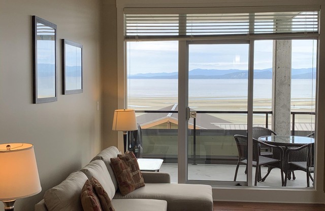 Oceanview- 3 Bedroom, 2 Bathroom Condo Downtown Parksville - Vancouver Island.