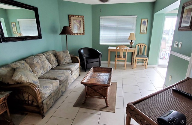 Oceanview Condo - Pool, Hot Tub, Beach Access, Sleeps 4